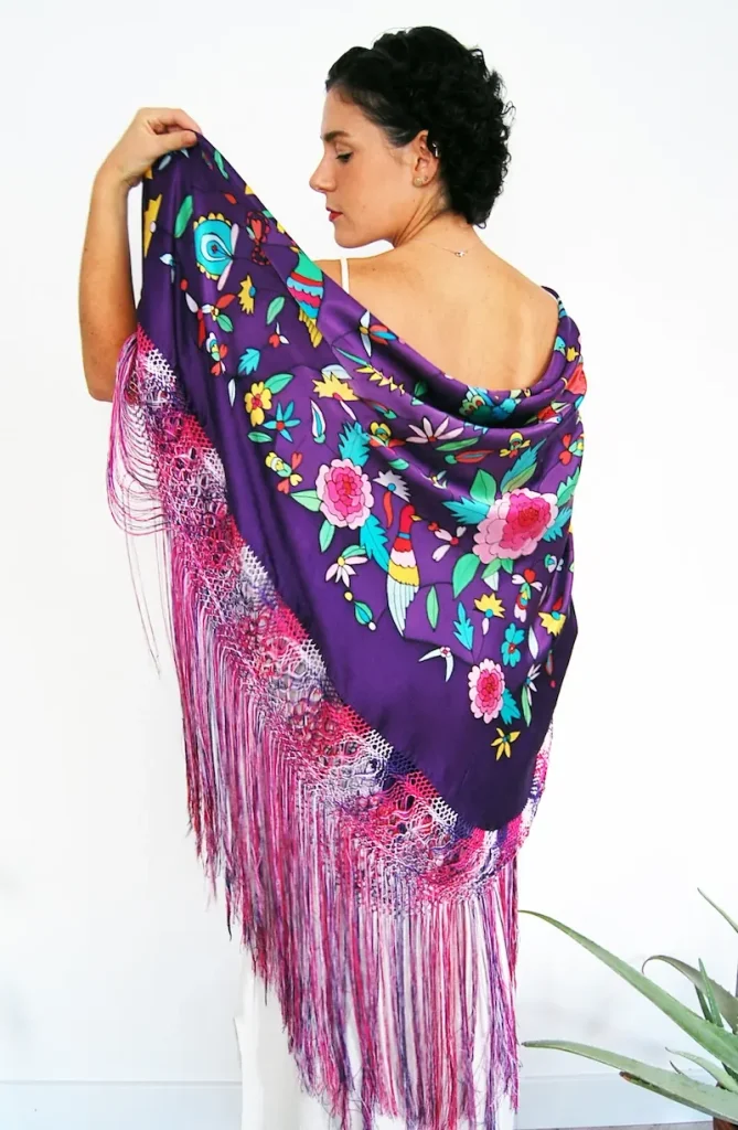 Jardin de Besos Shawl in natural silk satin crepe with a purple background.