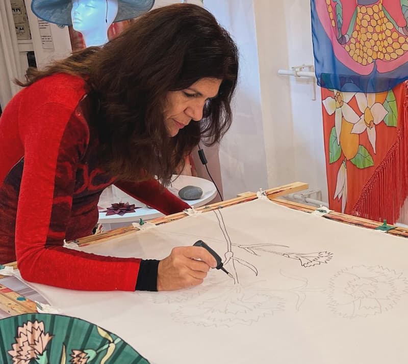Pintura con la Gutta en seda natural en el Taller Manos de Agua.