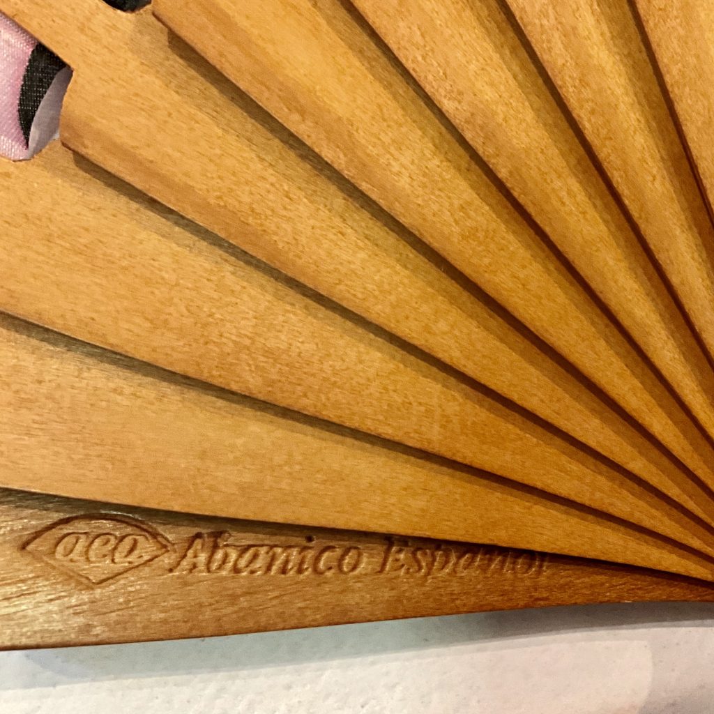 19 cm Anthropomorphic handcrafted fan in painted silk and polished Spanish pear wood ribs, with "aea" Handcrafted Spanish Fan seal.