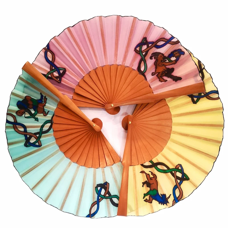 Abanico de Mano Antropomorfos personalizados de 19 cm en seda pintada y varillaje . en peral español con sello “aea”, Abanico Español Artesano.