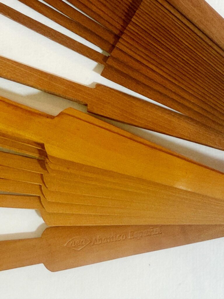 Varillaje de abanico en madera de calidad con sello Abanico español artesano (AEA).